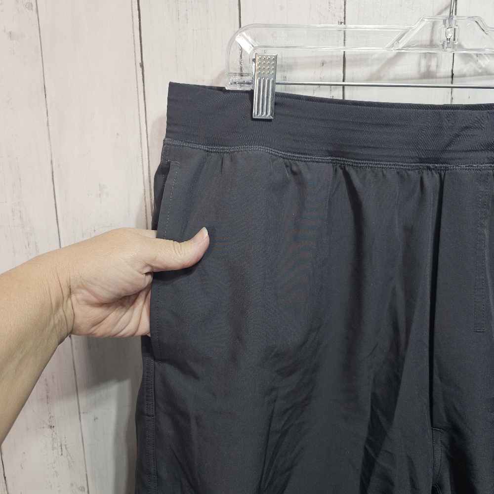 Gaiam Men's Dark Gray Athletic Shorts Size XL Inner Liner Pockets Stretch. - Picture 3 of 10